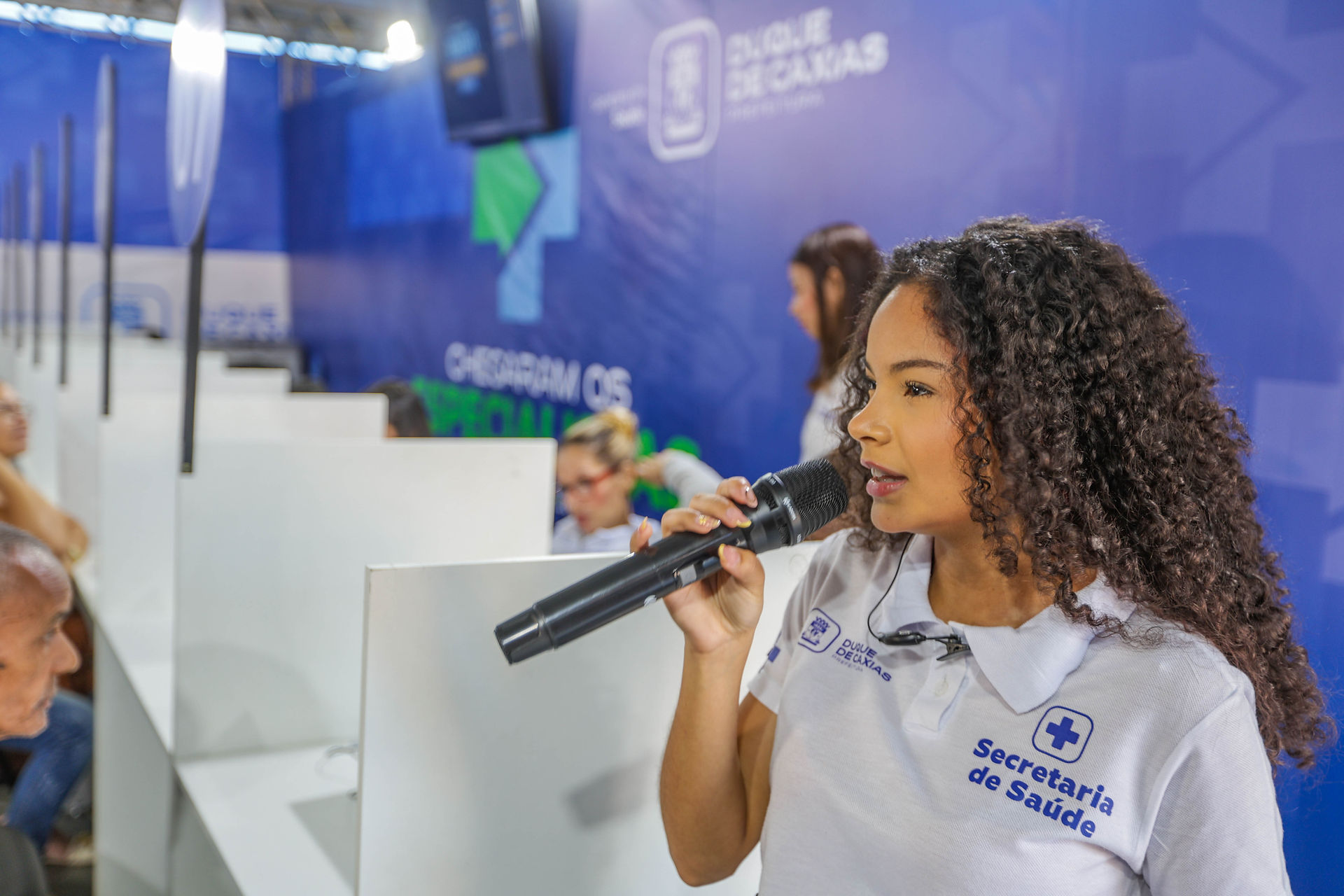 Atendente falando ao microfone no programa Chegaram os Especialistas, filmagem de evento no Rio de Janeiro