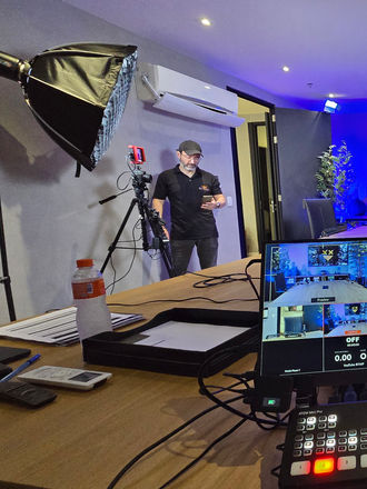 Mesa de corte e câmeras nos bastidores da gravação do Podcast Itinerante