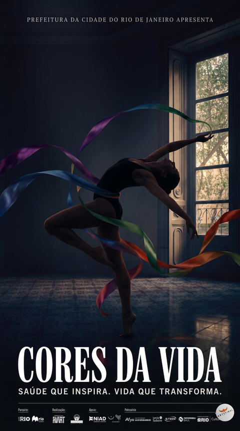 Dançarina com fitas coloridas em estúdio escuro, banner cinematográfico da websérie Cores da Vida produzida pela Arte Final Produtora para o Festival Cores da Saúde.