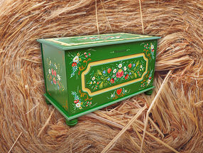 Antike Truhe restauriert, mit Blumenmotiven