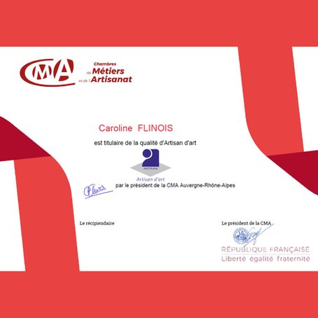 En 2026, la chambre des métiers du Rhône délivre à Caroline FLINOIS son certificat d'artisan d'art pour son travail en rénovation de sellerie en cuir.