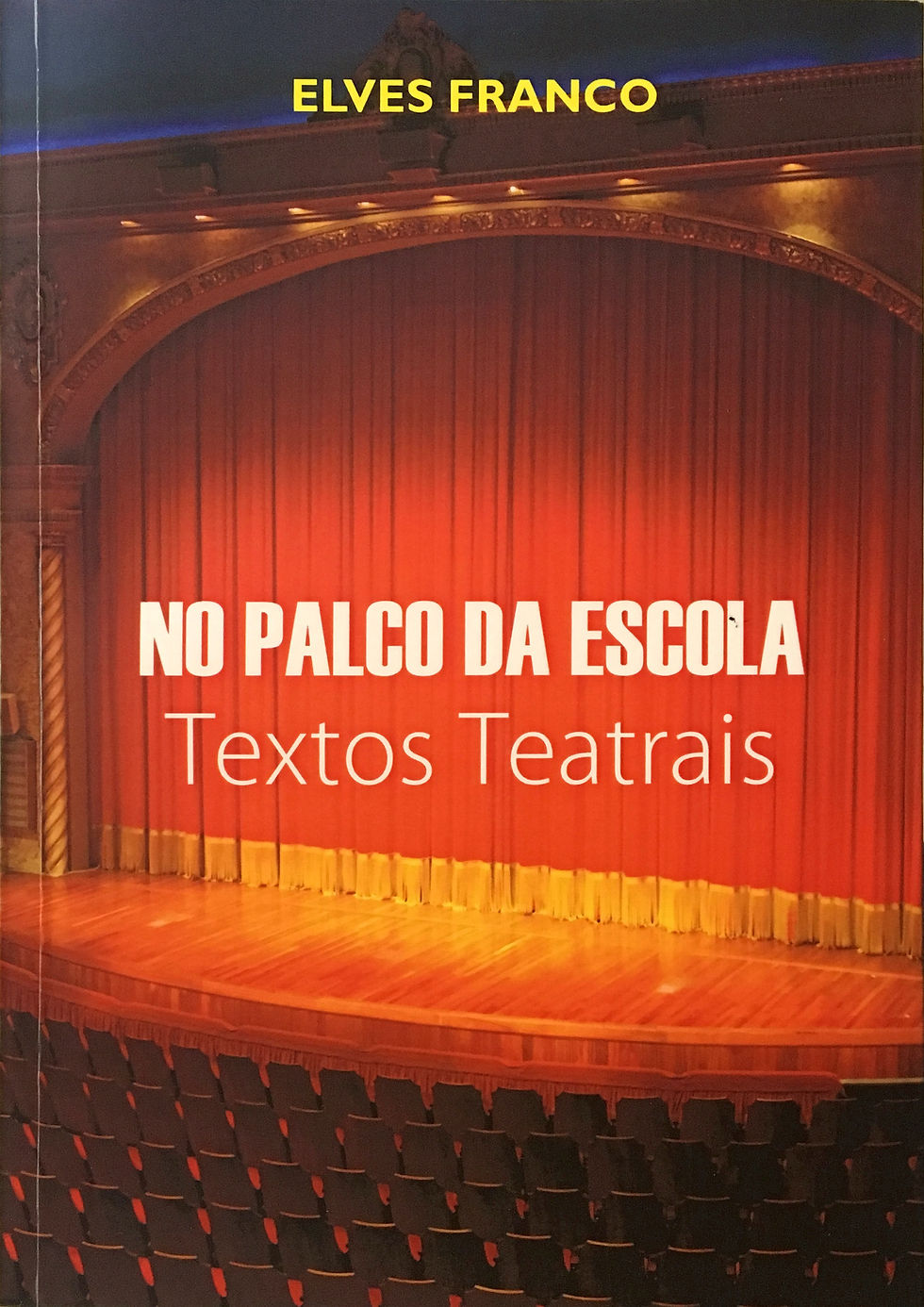 No palco da escola