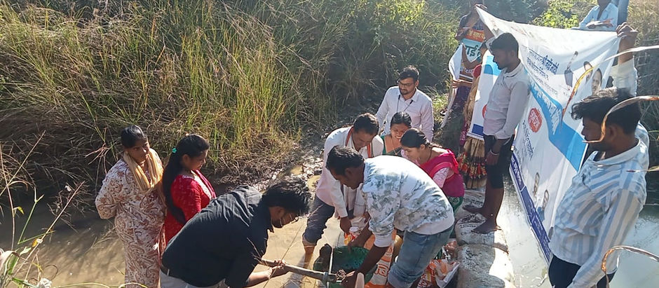 श्रमाच्या ओघातून साकारले पाण्याचे स्वप्न : पळसगाव बाई येथे वनराई बंधाऱ्यांचा लोकोत्सव*