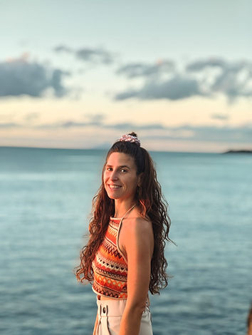 Apolline, praticienne en nutrition santé préventive et holistique, souriante et accueillante.lini et Yin Yoga