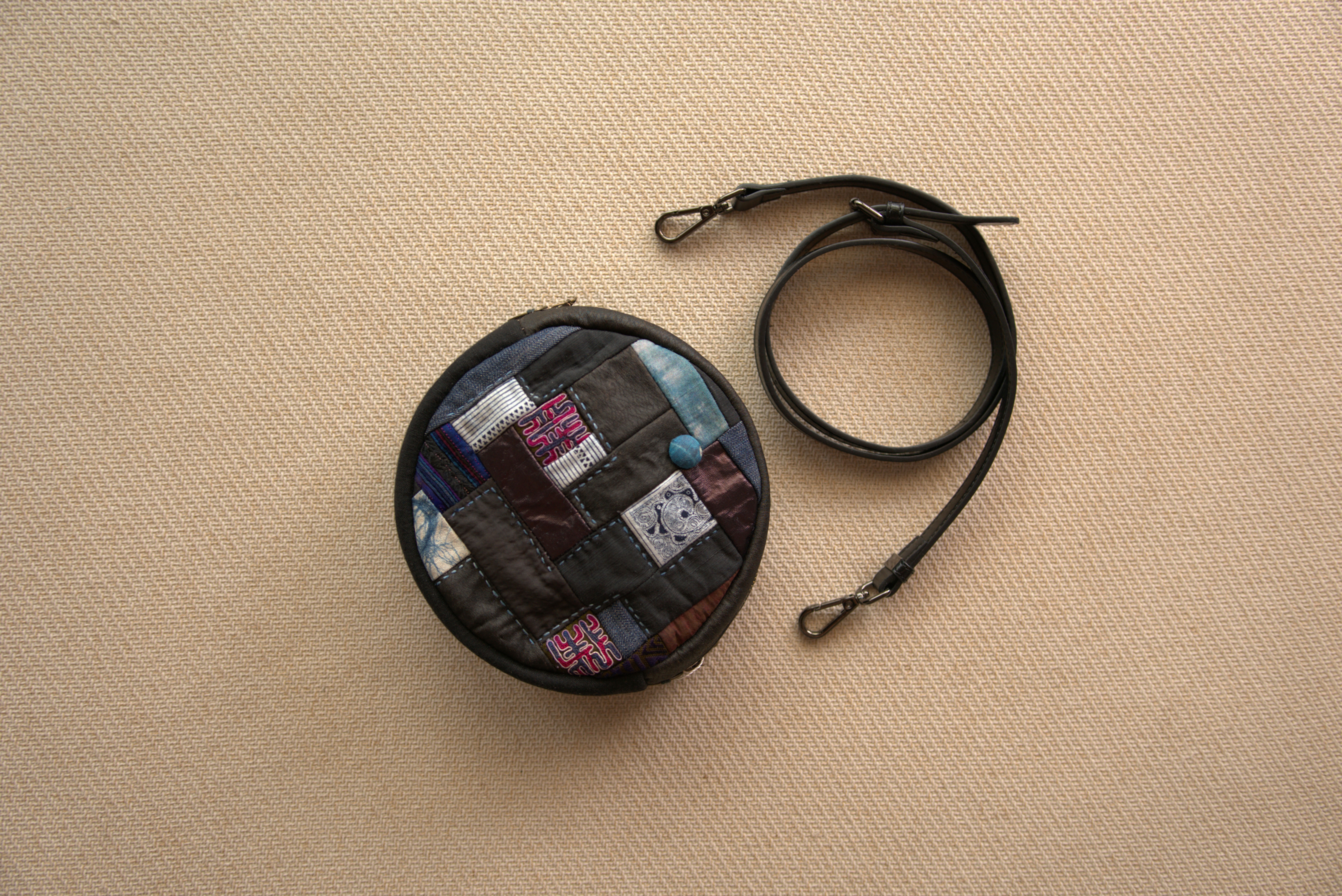 圆形刺绣斜跨包 Round embroidered cross bag