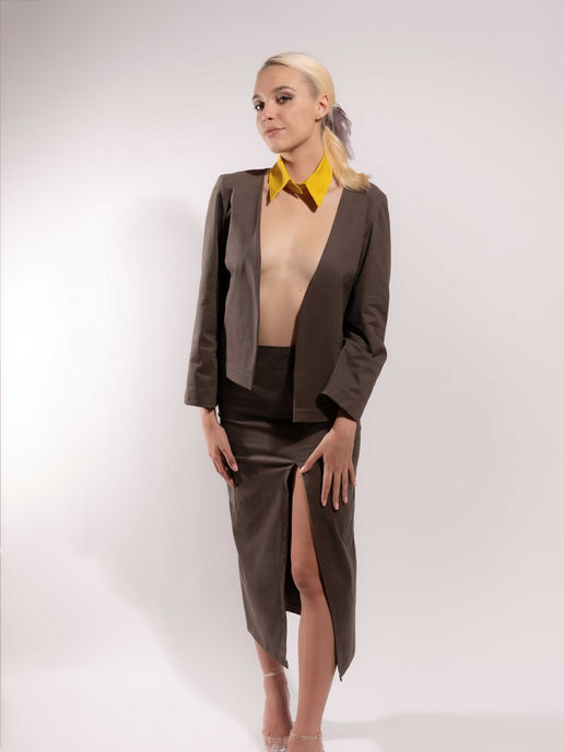 Completo da donna "Tiger's eye" del brand Marjena, composto da gonna, giacca, colletto e cintura in marrone e giallo