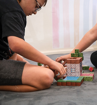 Play therapist using minecraft blocks to emgage with a young child