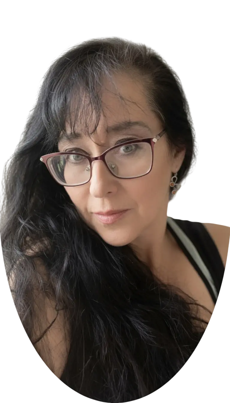 Portrait photo of an adult woman with glasses