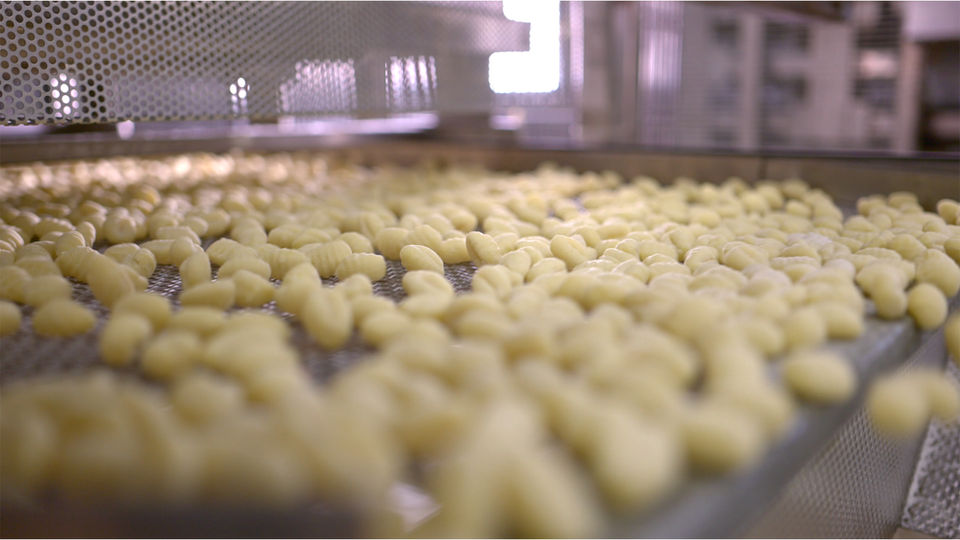 INDUSTRIALE / FOOD & BEVERAGE / BUSINESS STORYTELLING / VIDEO AZIENDALE
Bertoncello Gnocchi è un'azienda specializzata nella produzione di gnocchi di alta qualità, leader nel settore food & beverage. Con un approccio industriale innovativo e un forte focus su business storytelling, realizziamo video aziendali per valorizzare la tradizione e l'eccellenza della produzione alimentare. Bertoncello unisce passione artigianale e processi produttivi moderni, garantendo gnocchi autentici e di qualità superiore.