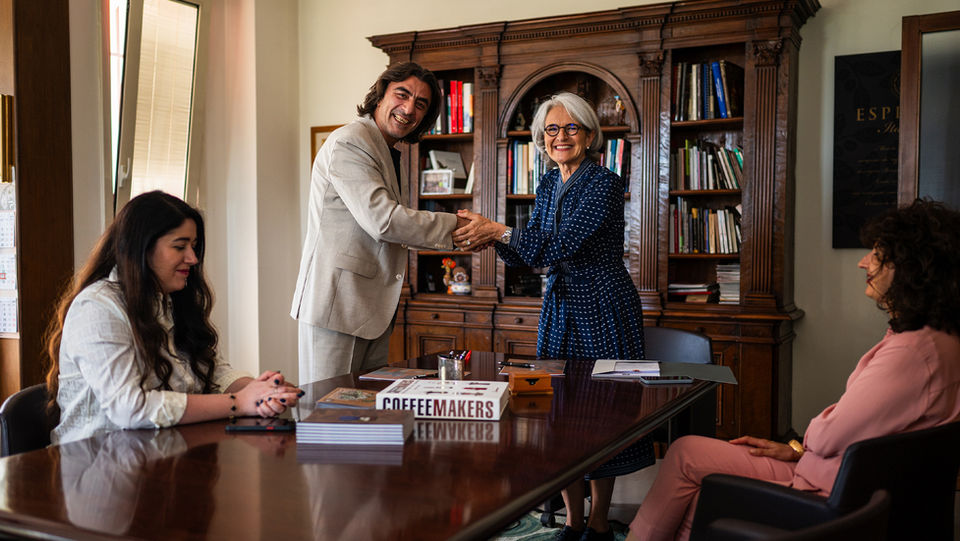 Servizi di video aziendali per settori industriale, food & beverage, e business storytelling. Specializzati in reportage aziendale, creiamo contenuti visivi che raccontano la tua storia e migliorano la comunicazione aziendale, aumentando la visibilità del tuo brand.