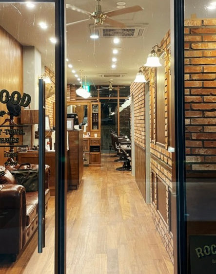 벽돌 벽과 나무 바닥이 있는 블랙우드 상업 공간 내부