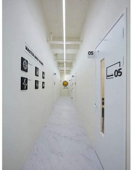 EDUCATION SPACE의 현대적이고 깔끔한 흰색 복도 인테리어