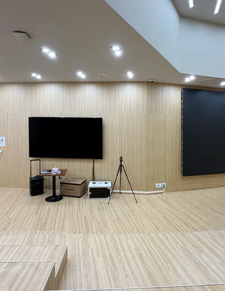 대형 스크린과 모니터가 설치된 넓은 교육 공간 내부
