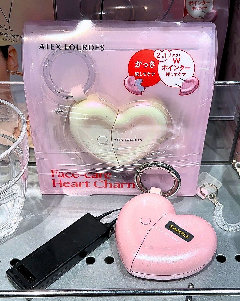 フェイスケア　ハートチャーム：4950円（アテックスルルド）