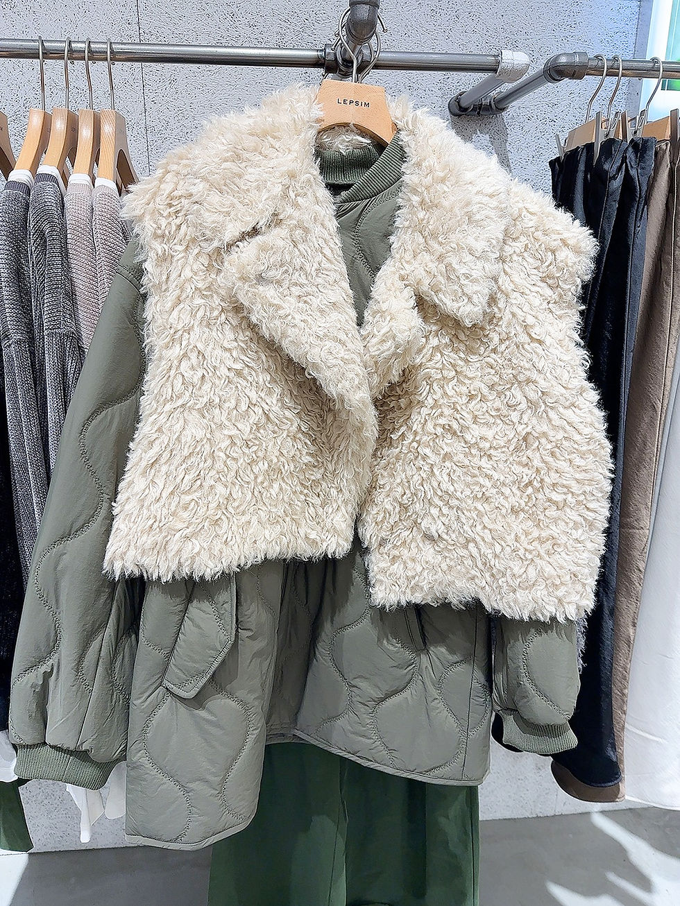 Instagram♯アウター重ね着で検索