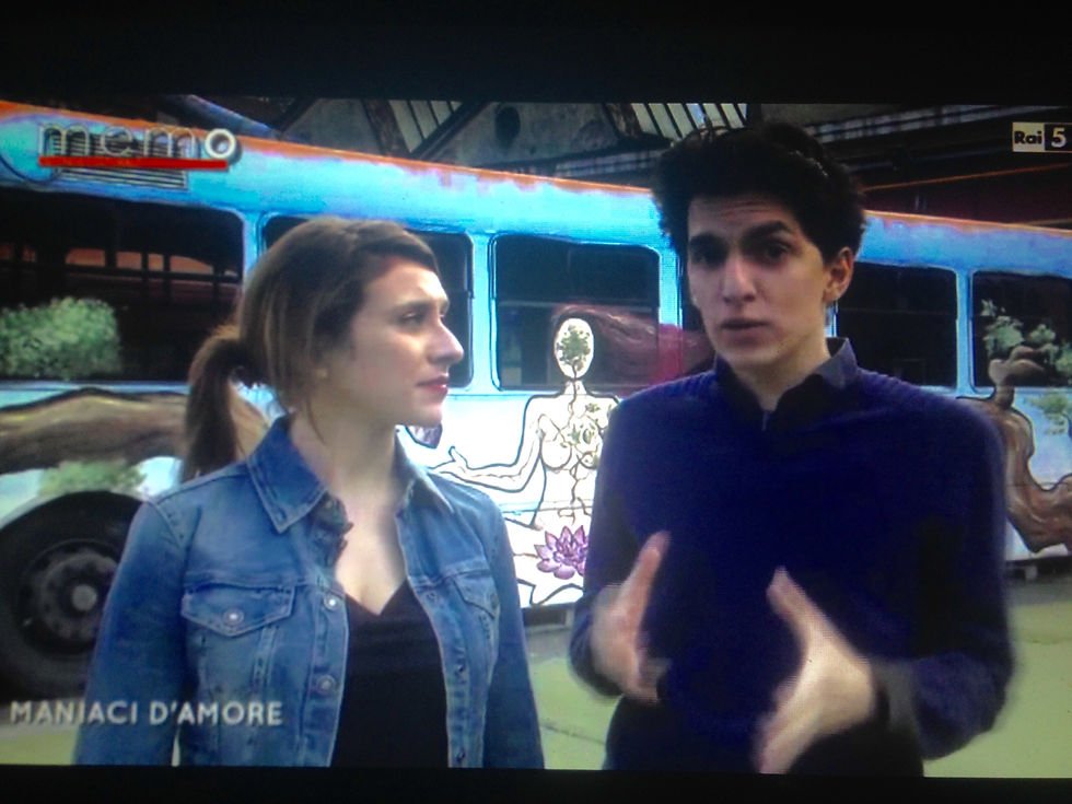 Il 14 Aprile siamo ospiti di Memo, l'agenda culturale di RAI5, parleremo degli spettacoli con cui gireremo questo mese, Il nostro amore schifo e Morsi a vuoto. Ma anche del nostro lavoro, dei nostri riferimenti letterari (e psichiatrici), di amore e di follia.