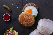Hamburguesa con un huevo frito  