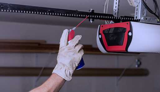 Applying Oil to Chain of Garage Door_edi
