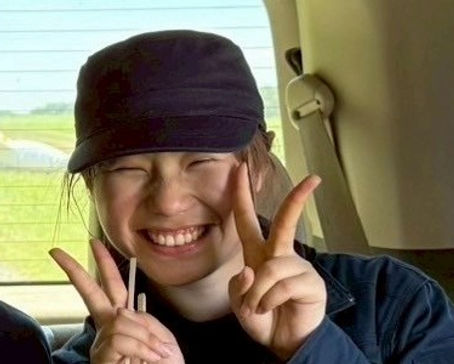 あれ、あなた大阪出身なの？というほど大阪感がないか と思えば、ツッコミ上手でやっぱり大阪人。ふわふわしていてたまに謎のボケをカマすことも。クオリティは清水より上。かわいい。
よさこいや演劇など幅広い分野で活躍する女優であり、航空部の数少ない癒し系の一人である。結構ハードスケジュールな時でも兼サーできちゃうマルチタスク。今年卒業したSさんに「え、ばかじゃね？」と言われるのが好きだったらしい。謎である。
休部明けの合宿ですぐに独り立ちしたり、機体係の仕事をサクサク覚えたり、シミュレータに積極的に取り組んでいたりと、ほんとに兼サーしてる？ってぐらい部活に対する強い熱意を感じる。
誰とでも仲良くなれ、誰にでも好かれる本当にいい人。チーム航空部癒し系の中でも、また違ったオーラを放っている。いいキャラ。