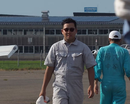 学部学科:外国語学部アラビア語専攻
係 :会計,ドライバー,単座牽引
一言で表すと:爆上げ
生きがい:同期の192をいじる
最近は板倉滑空場で楽しんでいるご様子・・・。どうやら部員全員の秘密を握っているらしい。毎合宿何かをやらかしてしまうお茶目な教官。お酒を飲むと顔がとても真っ赤。恋バナの香りを嗅ぎつけると爆走して行く。押上に引っ越したらしい