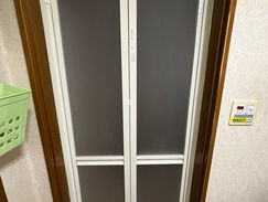 【簡単リフォーム】浴室折戸カバー工法で古い扉をスッキリ交換!