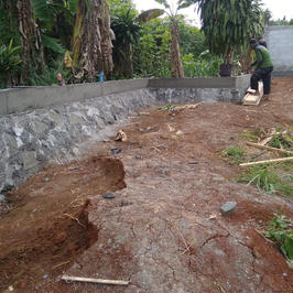 Pembangunan Tembok Keliling