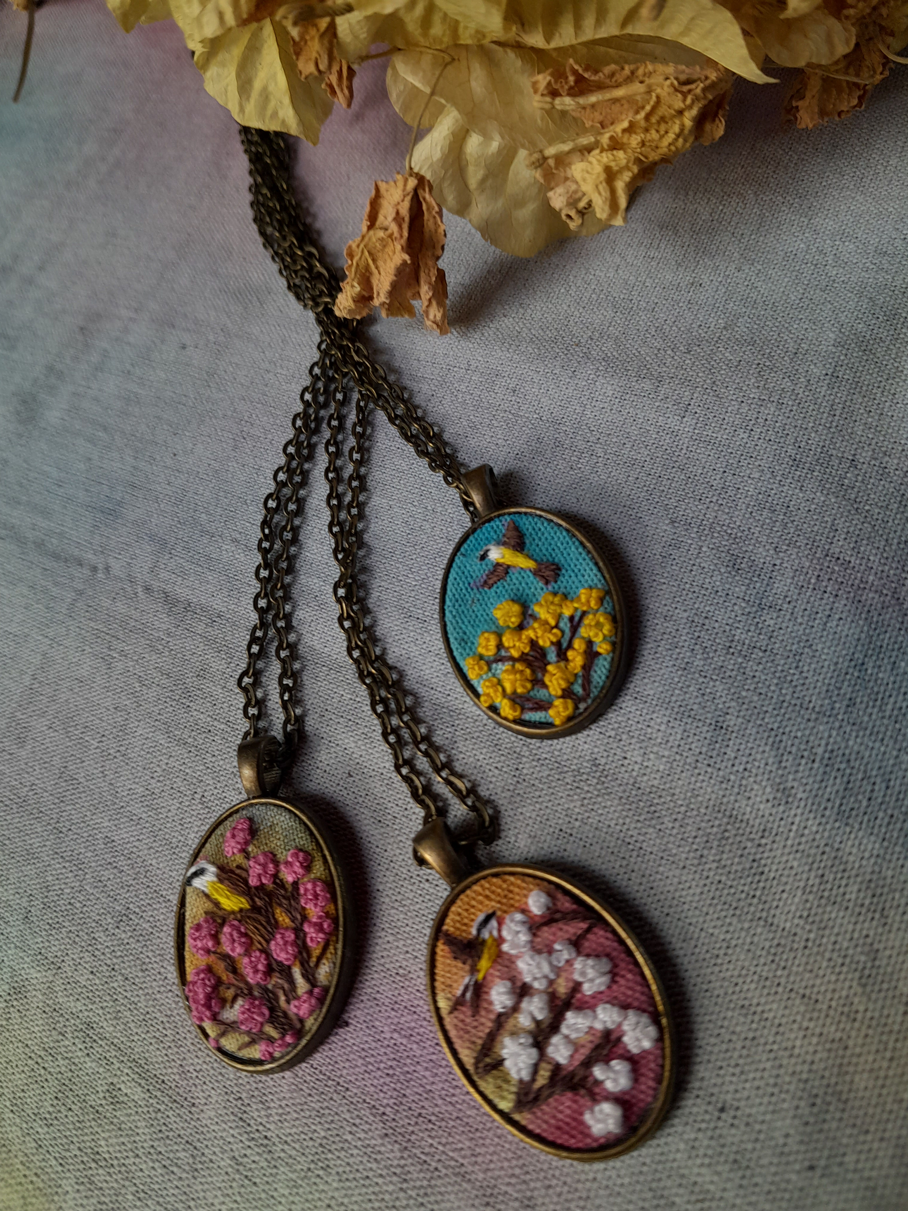 Colar CerradoSeca Encantada ipês e bem te vis