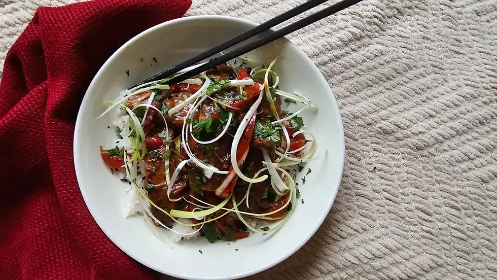 Bol de tempeh érable et Dijon avec riz basmati, poivron rouge, coriandre, échalotes et graines de sésame noir.