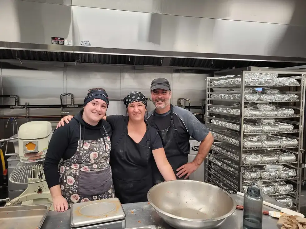 Jessica, Caroline et Laurent en production dans La Cuisine à La Manufacture