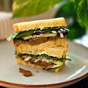 Sandwich végétalien au seitan fumé et mayo au raifort avec concombre et laitue romaine