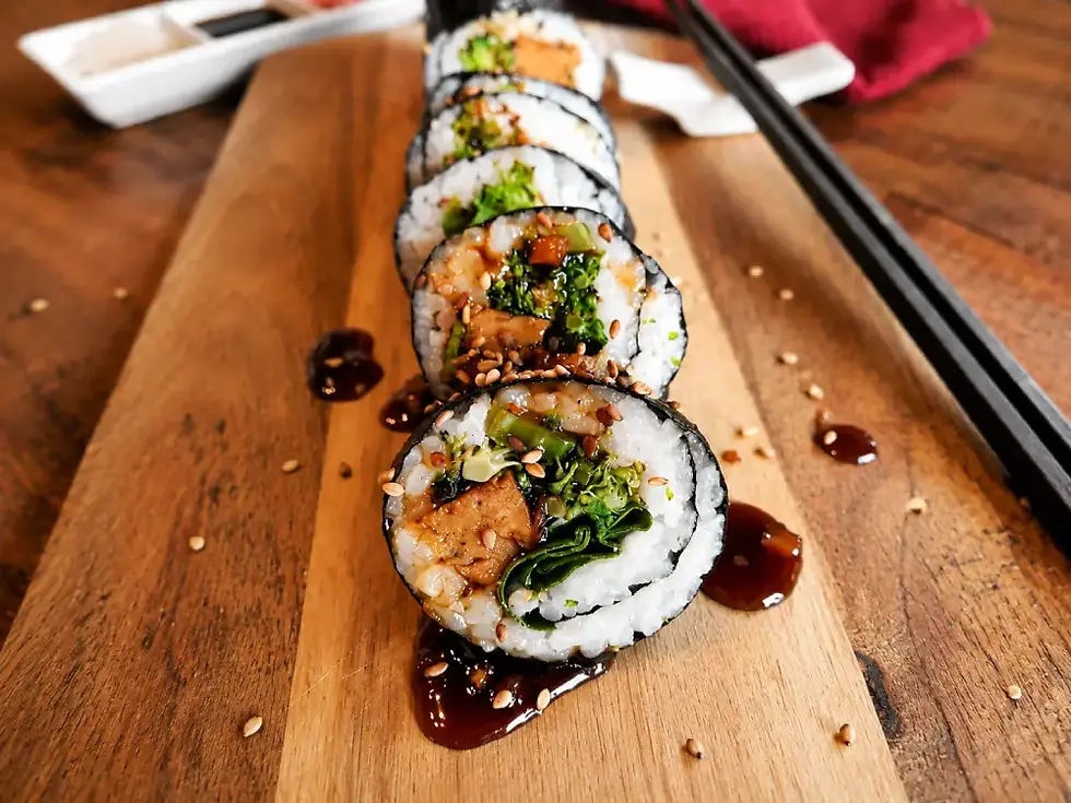 Sushi végétalien au seitan mariné teriyaki sur planche de bois