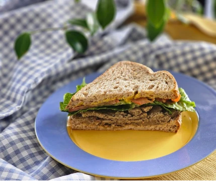 Sandwich de seitan fumé excellente alternative à la viande