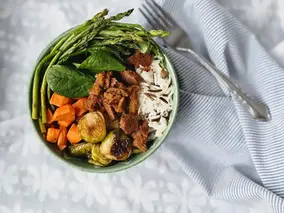 Bol de sauté de seitan aux légumes rôtis, épinards et riz avec sauce miso – recette végétale simple et nourrissante