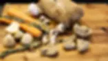 Les ingrédients frais pour préparer un excellent bourguignon végétalien avec de tendre morceaux de seitan de L'Issue Végane Maison