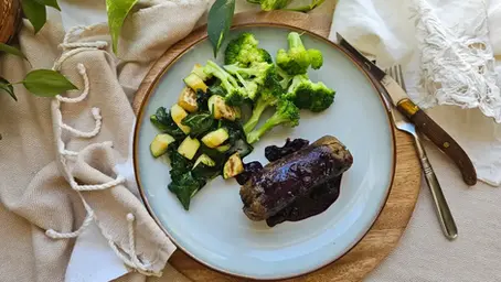 Assiette de seitan Panacée nappé d’une réduction de bleuets avec brocoli, courgettes et épinards