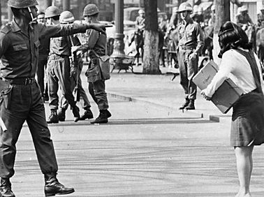 soldado-e-estudante-durante-governo-militar-foto-arquivo-nacional.jpg