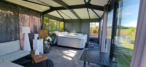 L'espace zen du Jacuzzi privatif.jpg
