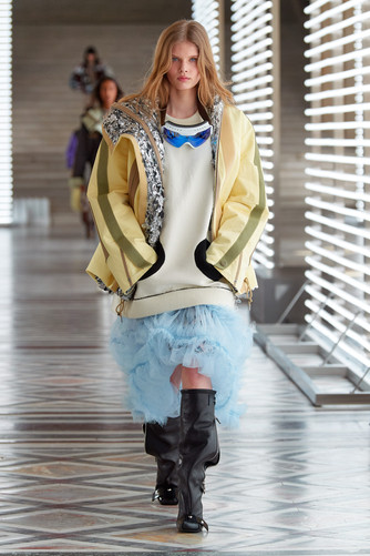 Показ Louis Vuitton в Лувре