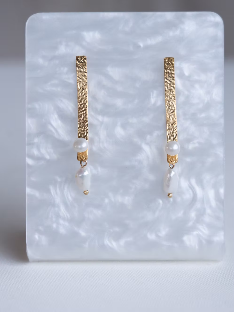boucles d'oreilles mariée plaqué or martelé perles Gaby - Constella Design