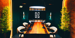 Estudio de podcast com mesa e cadeiras