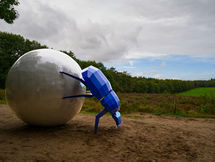 Scultuur van een mestkever op de Veluwe