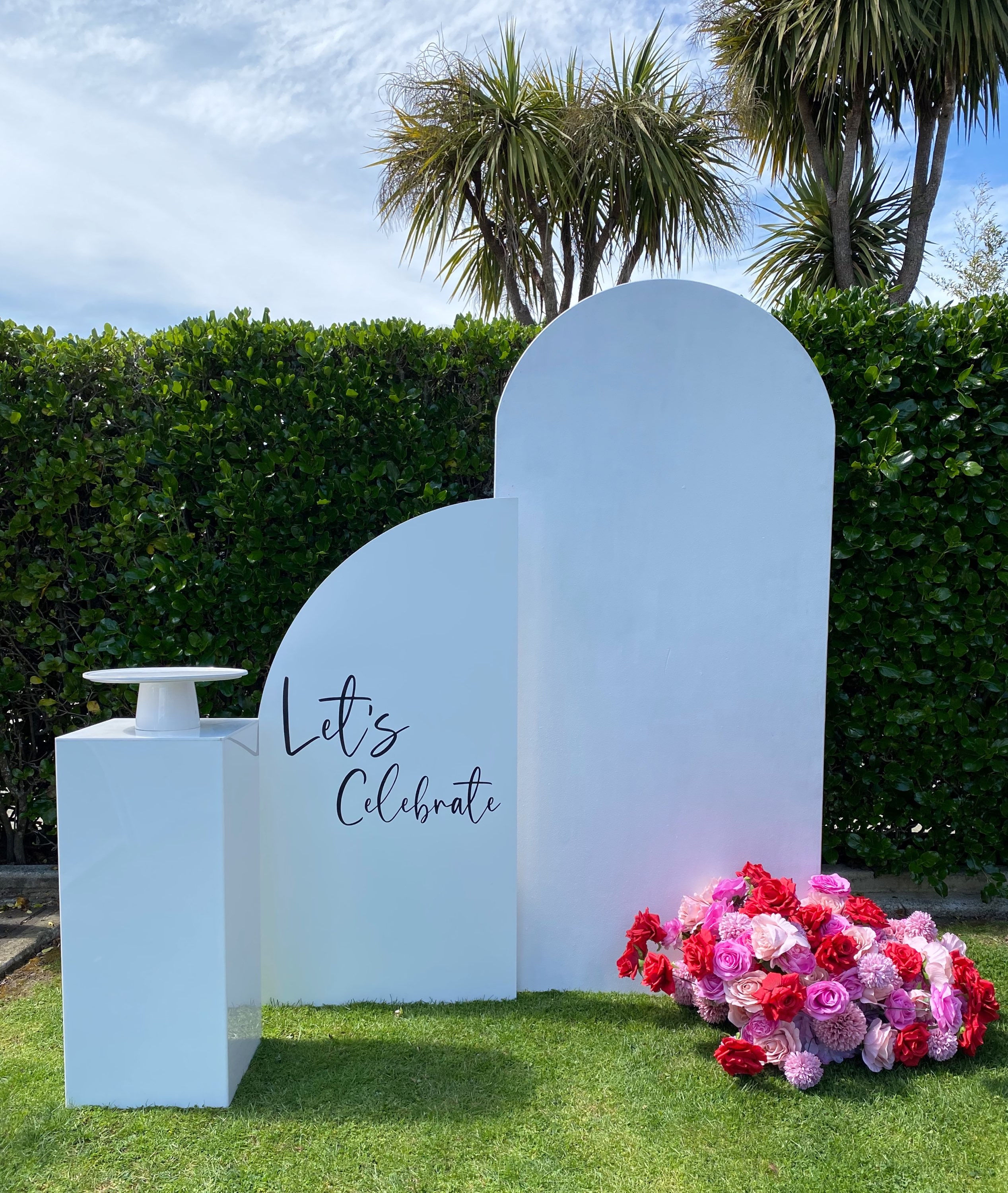 Backdrop Sail Set & Plinth - Let’s Celebrate (White/Black)