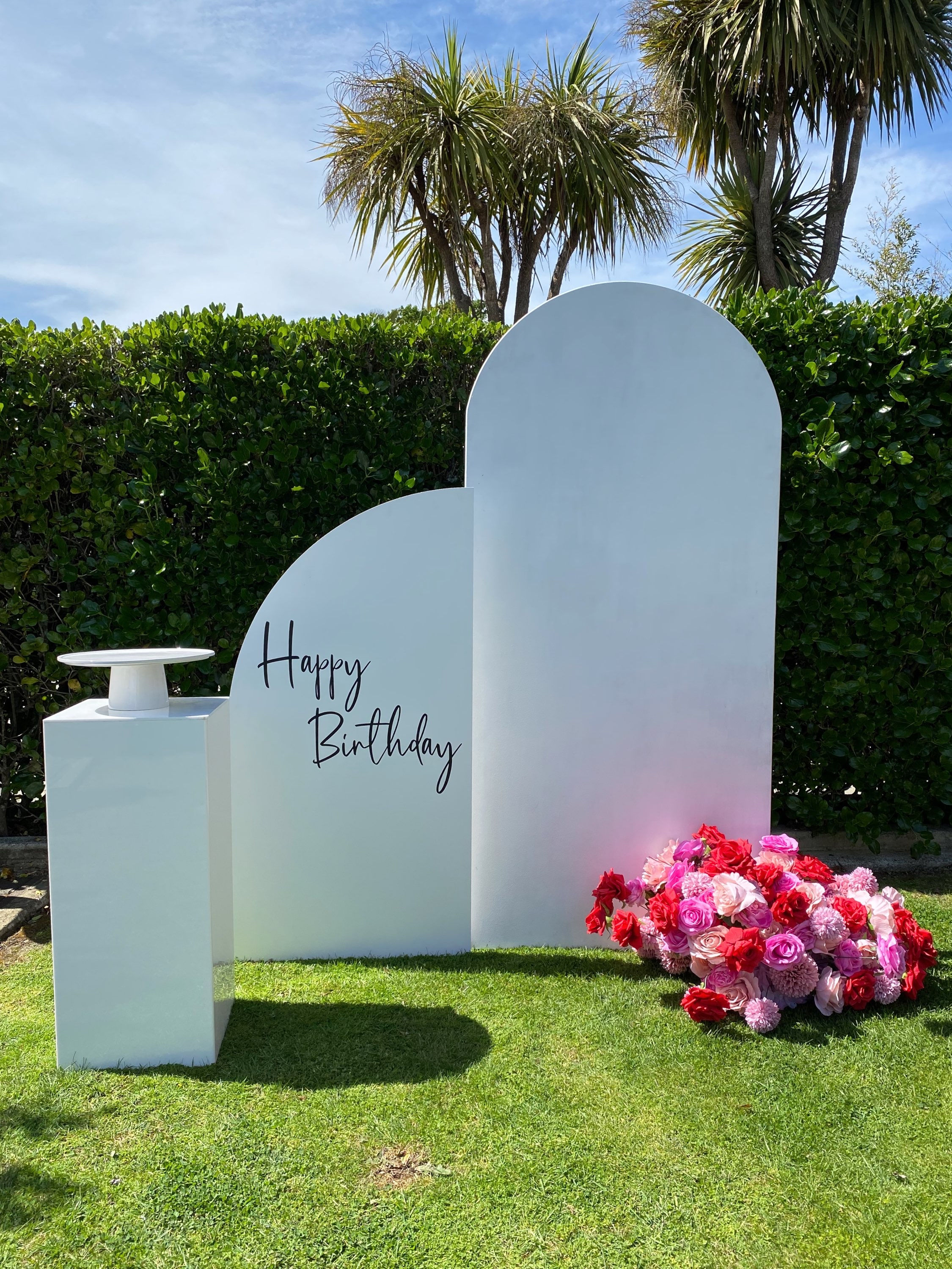 Backdrop Sail Set & Plinth - Happy Birthday (White/Black)