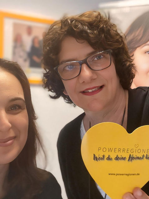 Ayse Asar und Katja Peteratzinger mit dem Powerregionen-Herz