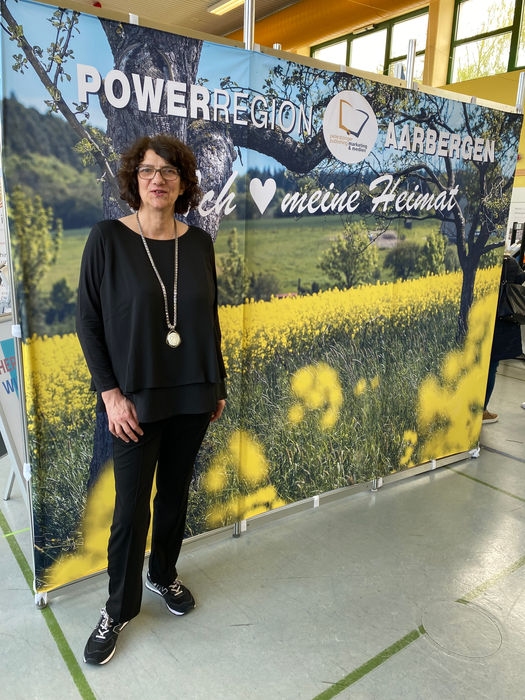 Katja Peteratzinger zeigt wie viele andere Ausstellerinnen und Aussteller und Gäste der Gewerbeschau Aarbergen  ihre Verbundenheit mit der Heimat. Foto machen, posten, teilen und kommentieren, das war die Devise. Und der Erfolg dieser Marketingaktion ließ nicht auf sich warten. Die Präsenz und Sichtbarkeit der Veranstaltung in den sozialen Medien war riesig.