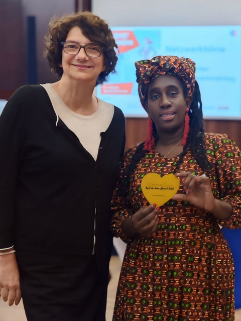 Aicha de Bah-Diallo und Katja Peteratzinger mit dem Powerregionen-Herz beim Hessischen Unternehmerinnentag in Frankfurt am Main.