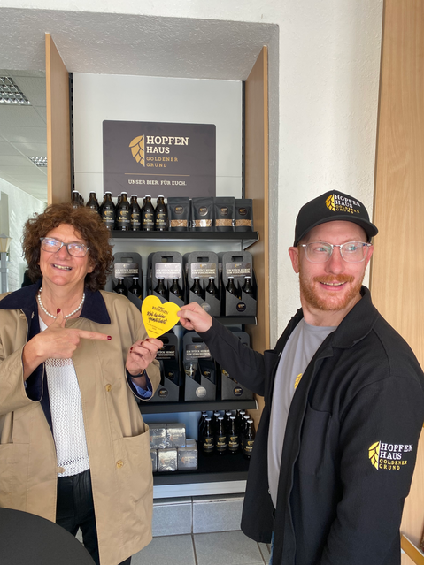 Tim Hollingshaus, Gründer des Hopfenhauses Goldener Grund und Katja Peteratzinger, Treibende Kraft hinter der Initiative Powerregionen bei der Einweihung der brandneuen Verkaufsstelle.