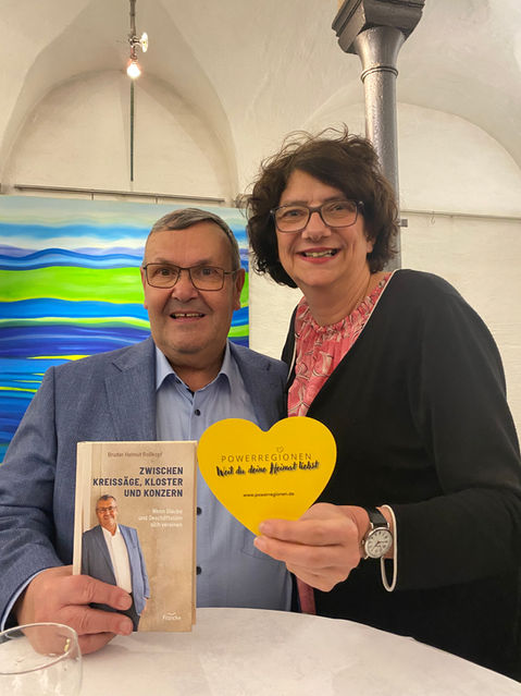 Helmut Rosskopf und Katja Peteratzinger mit dem neuen Buch von Rosskopf und dem Powerregionen-Herz