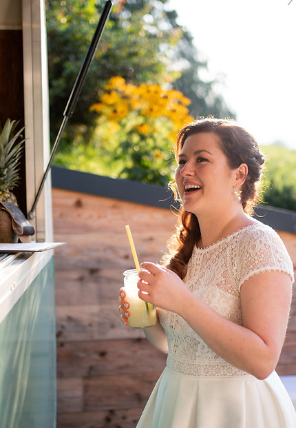 getränkeliste Hochzeit lachende frau
