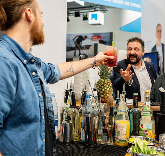 Barkeeper reicht gast sein Getränk Getränkeliste hochzeitjpg